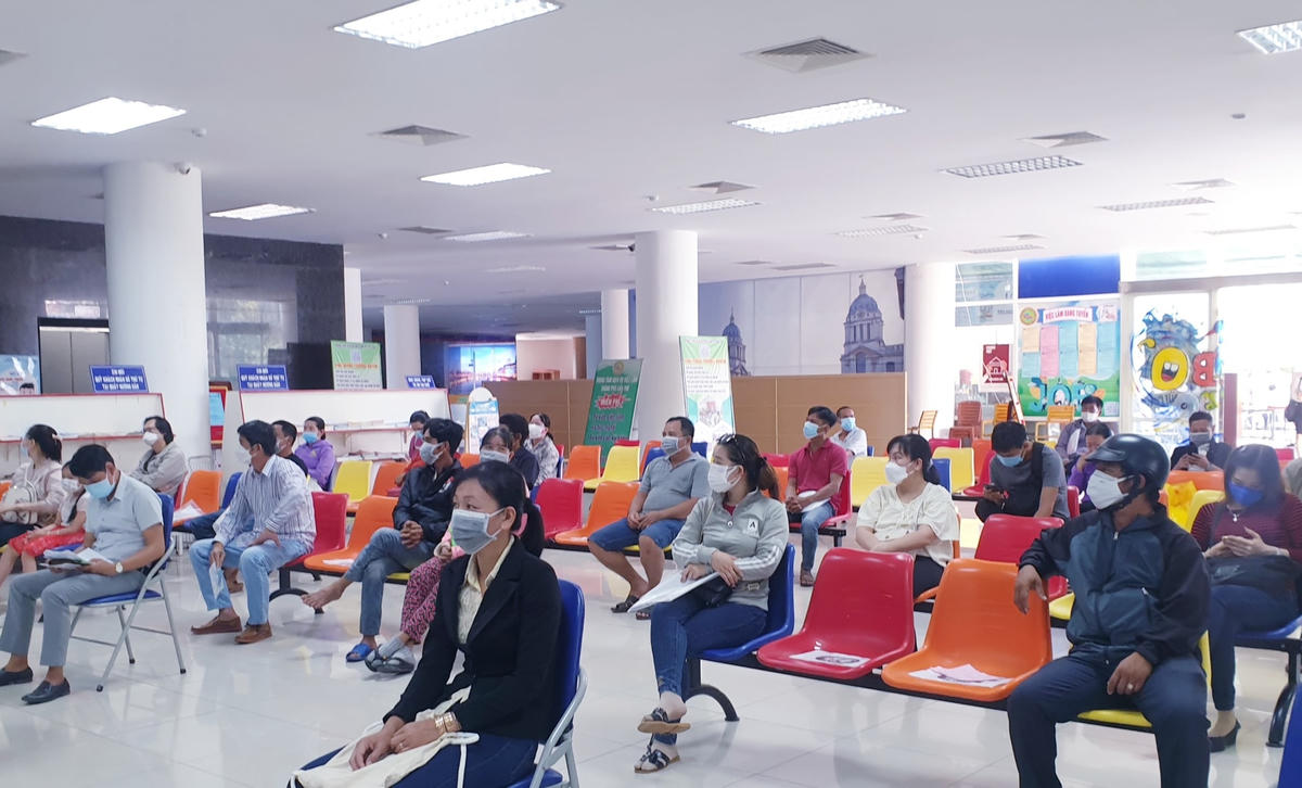 Người lao động đến đăng ký tham gia tuyển dụng tại Trung tâm DVVL TP Cần Thơ.