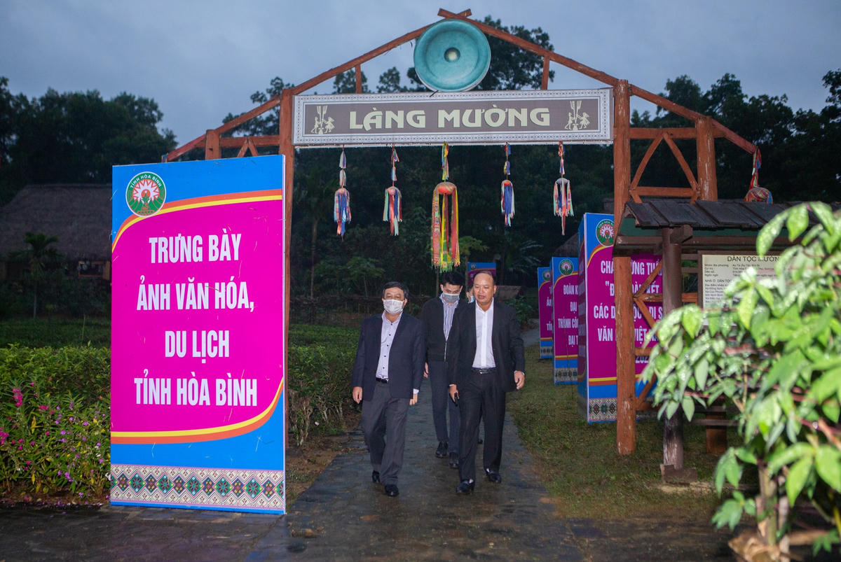 Bên cạnh lễ khai mạc trong khuôn khổ sự kiện sẽ diễn ra Triển lãm các hoạt động của Mặt trận Tổ quốc Việt Nam và quy hoạch các khu chức năng kêu gọi xúc tiến đầu tư vào Làng Văn hoá - Du lịch các dân tộc Việt Nam; Ngày hội “Đại đoàn kết toàn dân” của các nhóm đồng bào đang hoạt động hàng ngày tại Làng; Giới thiệu không gian văn hoá miền Tây sông nước; Chương trình giao lưu, diễn tấu “Hoa đất Mường”…