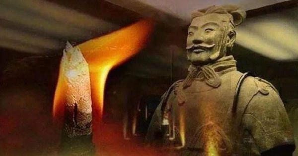 Nhiều khu vực trong lăng có những ngọn đèn cháy sáng không bao giờ tắt. Ảnh News NPR.