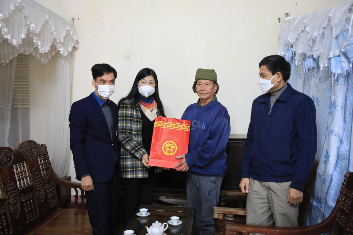 Bà Nguyễn Lan Hương thăm, tặng quà gia đình chính sách phường Trung Hưng, thị xã Sơn Tây, Hà Nội.