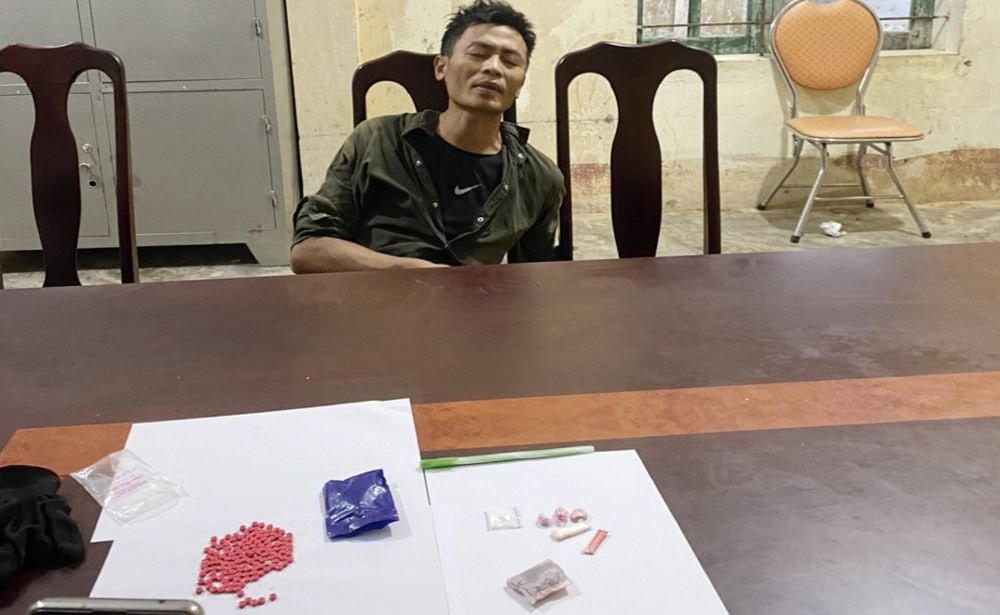 Đối tượng Phạm Văn Sơn và số tang vật được thu giữ.
