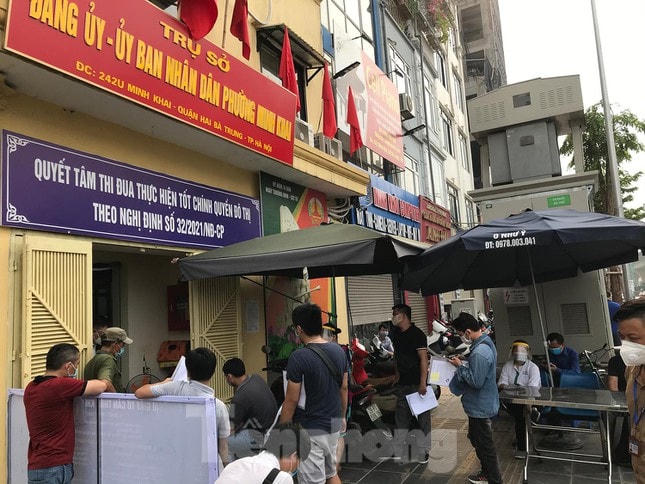 Khá đông người dân chờ xác nhận Giấy đi đường tại phường Minh Khai, quận Hai Bà Trưng. Nguồn: Tiền Phong.