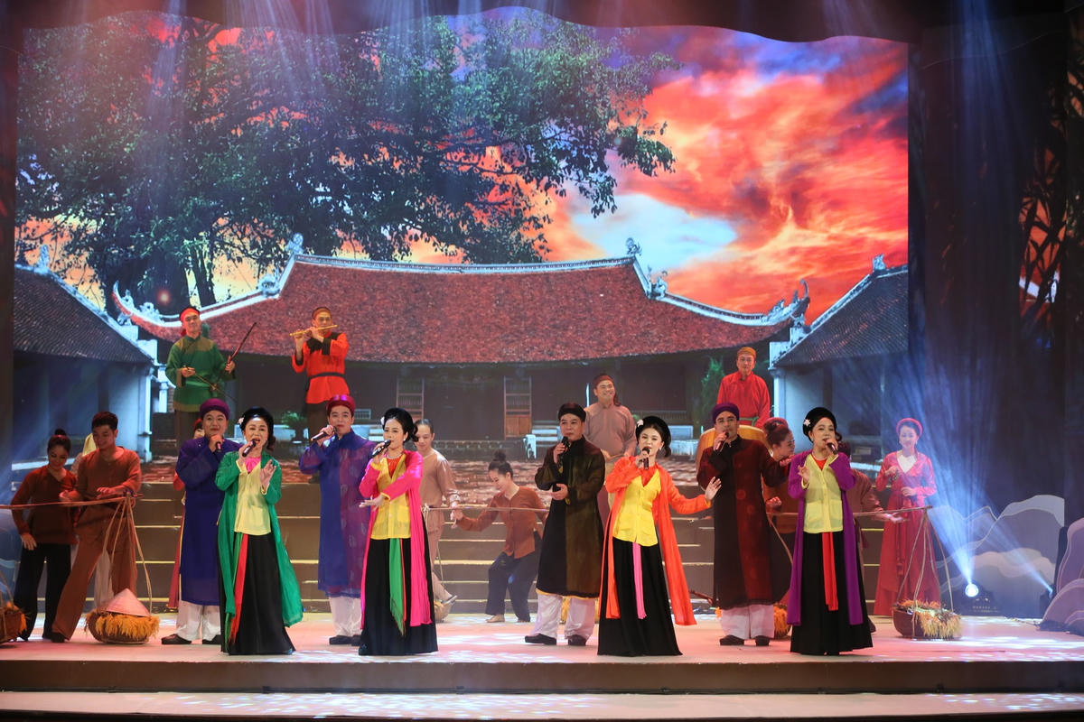 Hoạt cành "Quê hương đổi mới". Ảnh: Trần Huấn.