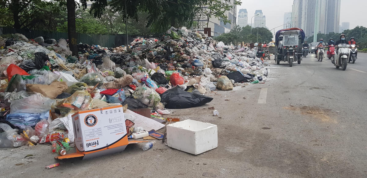 Rác thải tràn nghập đường Châu Văn Liêm.