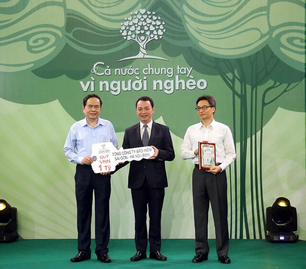 Ông Bùi Trung Kiên, Tổng Giám đốc Bảo hiểm BSH trao biểu trưng số tiền ủng hộ 1 tỷ đồng cho Chủ tịch UBTƯ MTTQ Việt Nam Trần Thanh Mẫn tại chương trình.