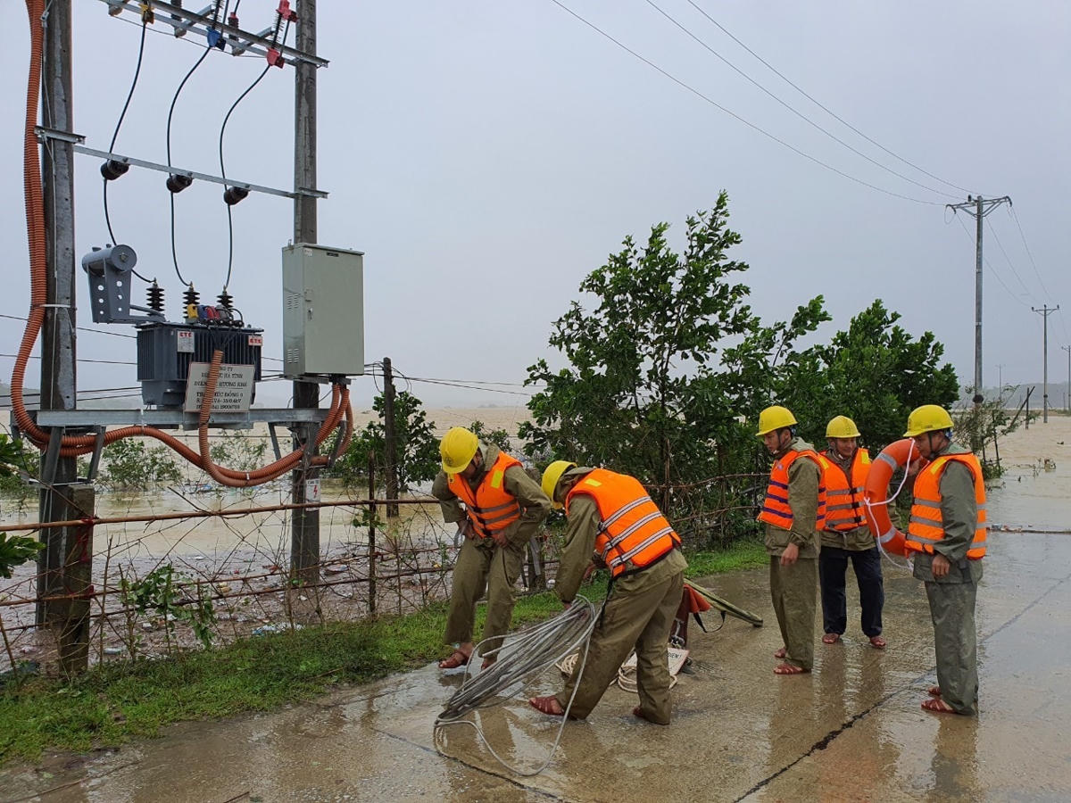 Công nhân Điện lực Hương Khê khắc phục sự cố.