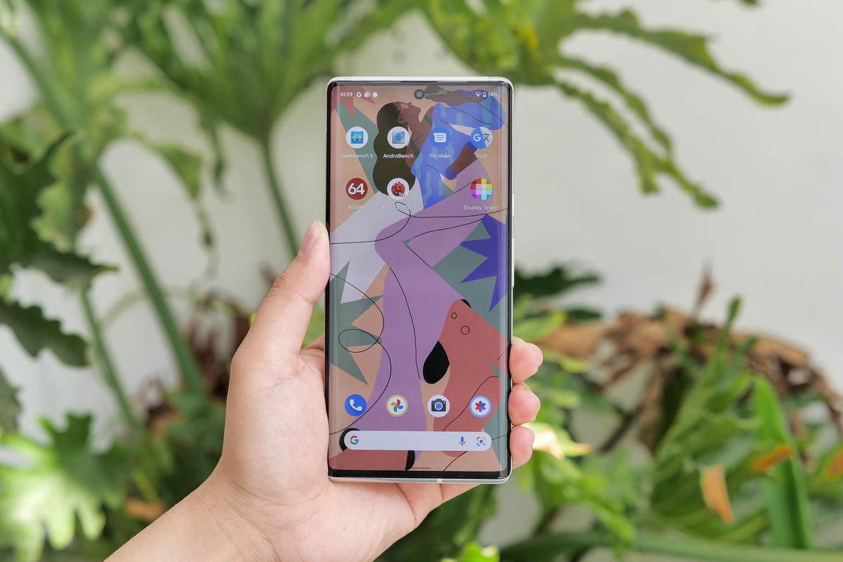 Mặt trước của máy là màn hình 6,7 inch, sử dụng tấm nền OLED với độ phân giải 3.120 x 1.440 pixel cùng tần số quét 120 Hz. Màn hình này được làm cong tràn ra hai cạnh, tương tự mẫu Galaxy S21 Ultra. Máy cũng được tích hợp cảm biến vân tay dưới màn hình, cho tốc độ nhận diện nhanh, chính xác.