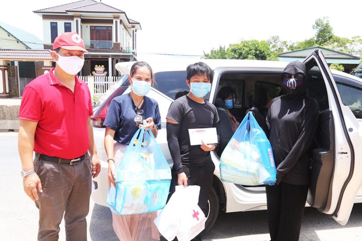 Hội Chữ Thập đỏ tỉnh Quảng Bình và các nhóm thiện nguyện đã hỗ trợ gia đình anh Xò.