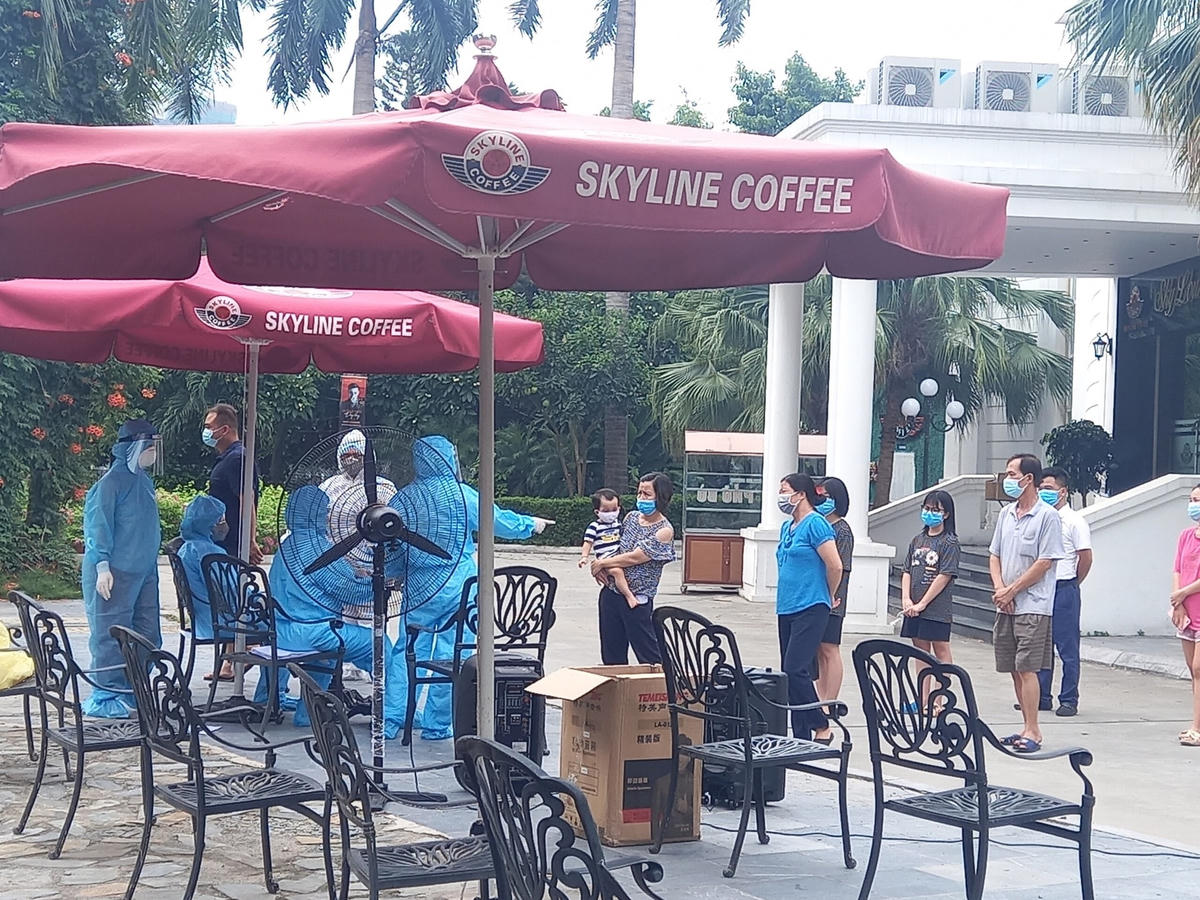 Hà Nội: Cận cảnh khu vực lấy mẫu xét nghiệm tại phường Ô Chợ Dừa, Đống Đa