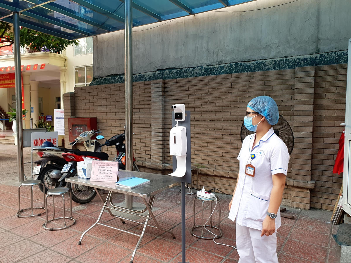 Đội ngũ cán bộ y tế cũng đã có mặt từ sớm để hướng dẫn, giám sát công tác phòng, chống dịch trong ngày bầu cử. Một cán bộ y tế tại đây cho biết, đã có mặt ở khu vực bầu cử từ trước 6h sáng. Trước 7h mọi công tác chuẩn bị đã hoàn tất, sẵn sàng các biện pháp phòng, chống Covid-19.