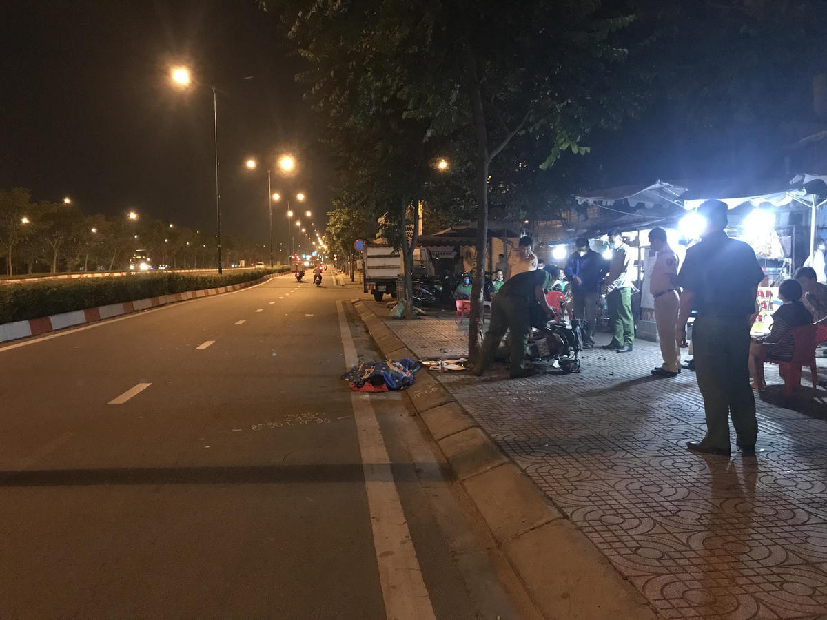 Các cơ quan chức năng khám nghiệm hiện trường.