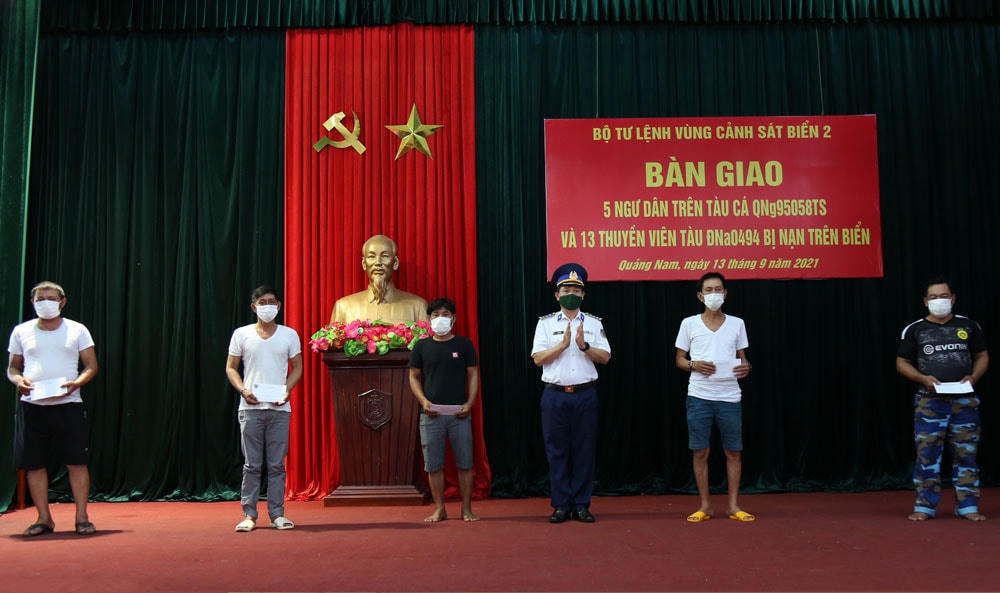 Tặng quà cho ngư dân bị nạn được cứu hộ.