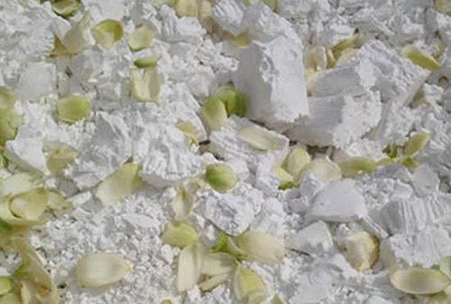 Sắn dây sau khi lọc thành bột sẽ được phơi trong nắng giòn để bột mịn màng, trắng tinh. Lúc bột chuẩn bị đóng gói cũng là khi người ta cho những bông hoa bưởi vào.