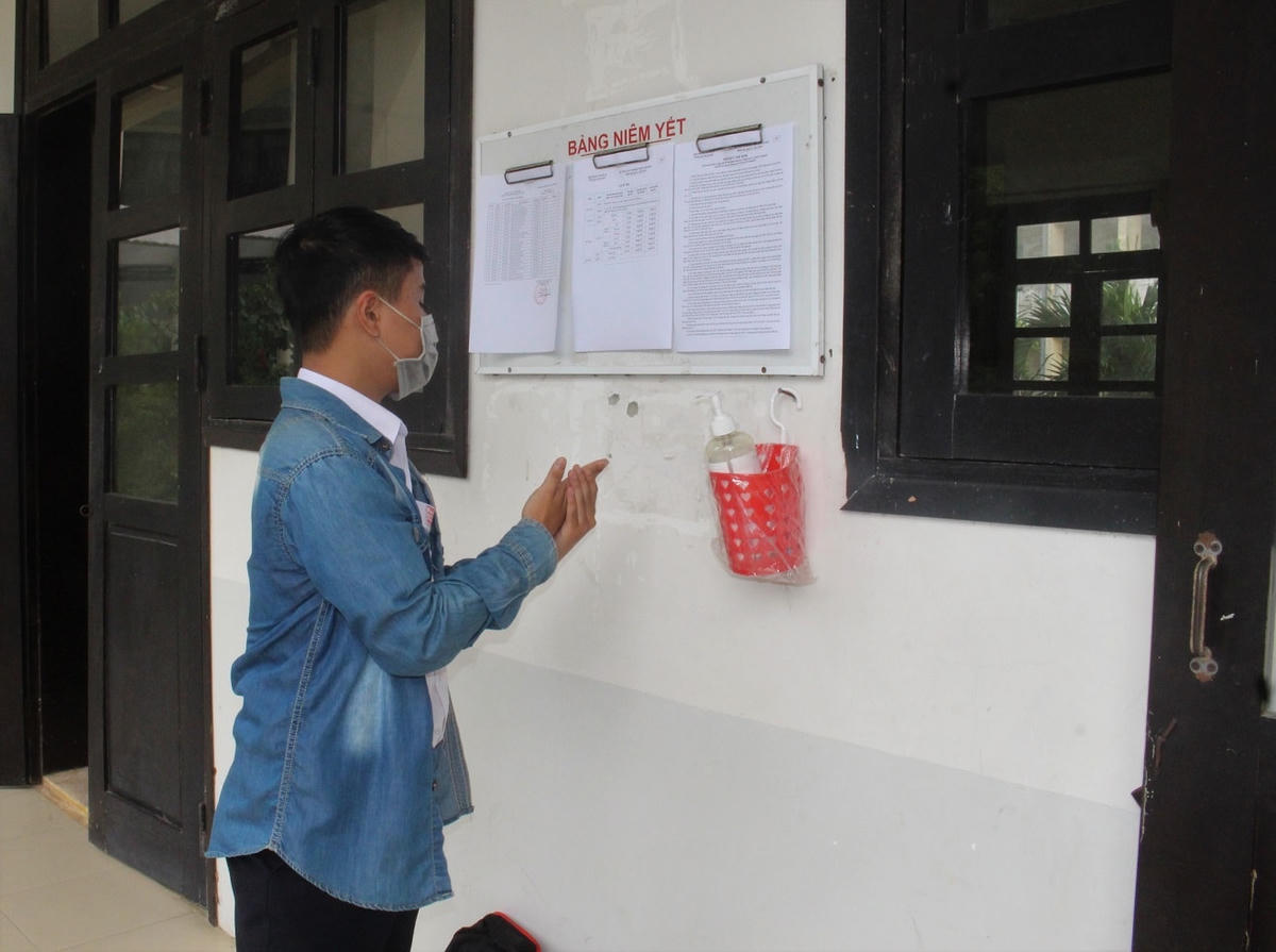 Thí sinh rửa tay sát khuẩn trước khi vào phòng thi.