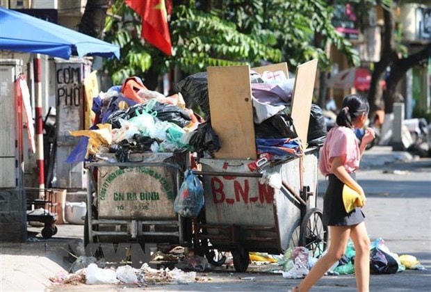 Phố Ngọc Hà xuất hiện tình trạng rác thải sinh hoạt bị ùn ứ, nhiều điểm tràn xuống vỉa hè, lòng đường, bốc mùi khó chịu. (Ảnh: Thành Đạt/TTXVN).