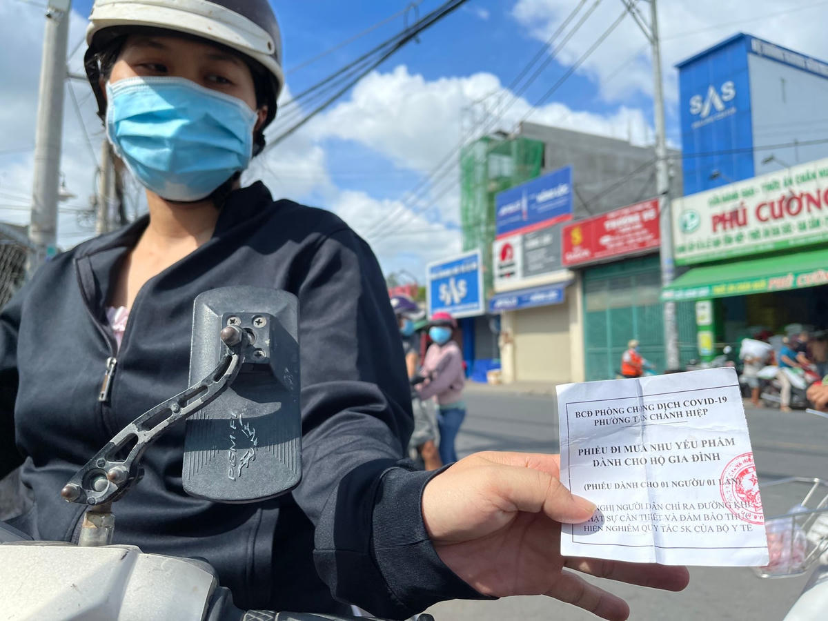 Nhiều chợ phát phiếu ngày chẵn, ngày lẻ cho người dân đi chợ.