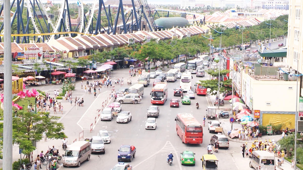 Dịp cuối tuần tại khu du lịch Bãi Cháy, TP Hạ Long có rất đông xe qua lại.