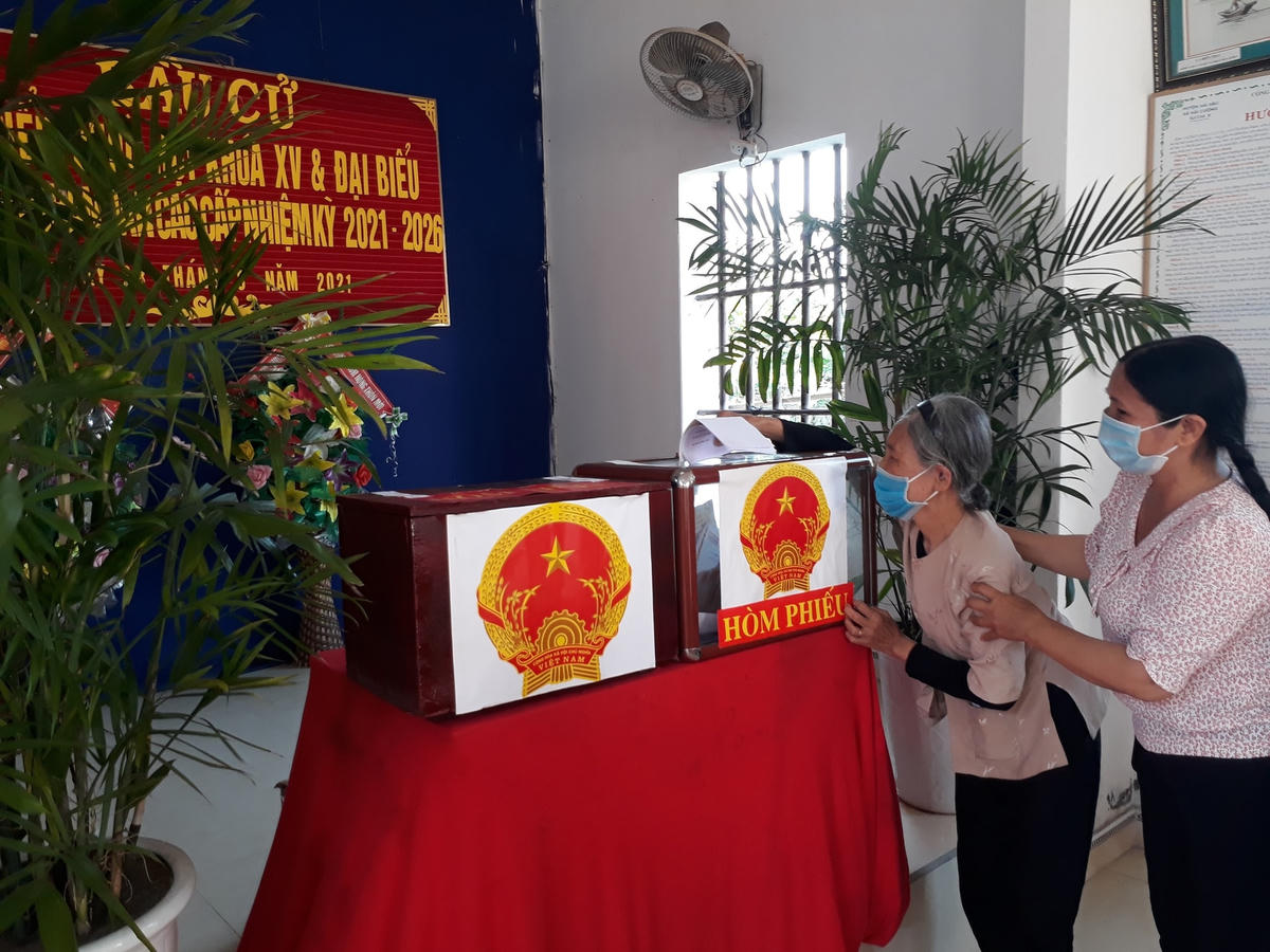 Giây phút thiêng liêng của cử tri nay đã hơn 90 tuổi.
