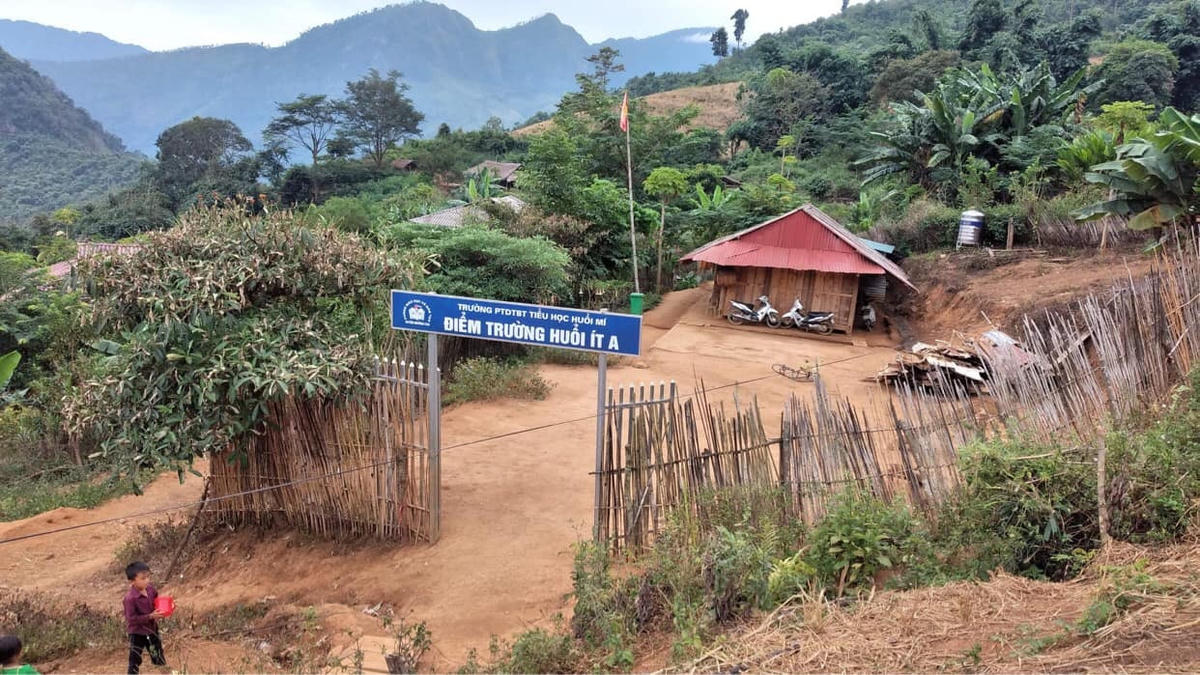 Tủ sách thứ 2 được nữ du học sinh triển khai tại trường trường Huổi Ít A, Điện Biên. Ảnh: NVCC.