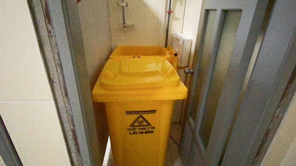 Thùng chứa rác thải y tế của Phòng xét nghiệm quốc tế GENTIS. 