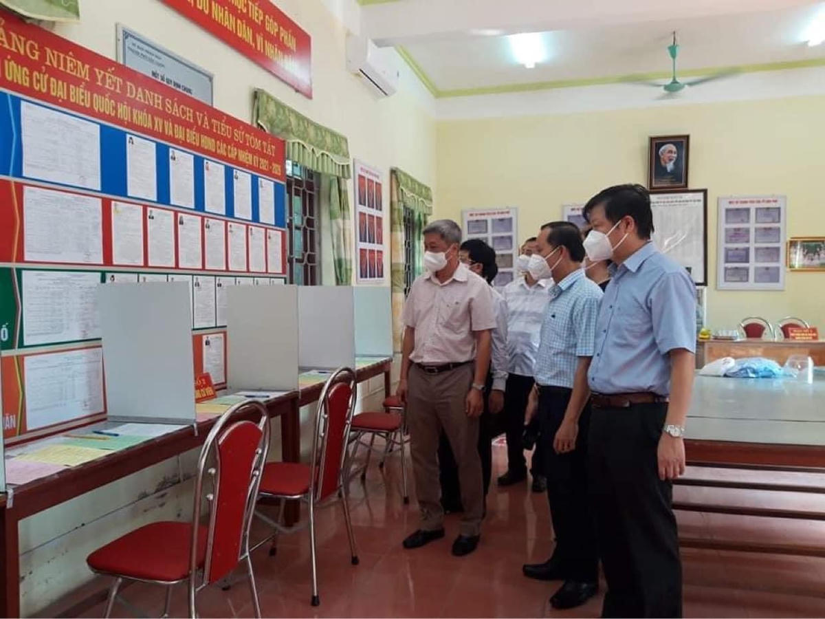 Thứ trưởng Nguyễn Trường Sơn cùng lãnh đạo tỉnh Bắc Giang và nhiều cơ quan ban ngành kiểm tra công tác chuẩn bị bầu cử tại một số địa điểm. Nguồn: Bộ Y tế.