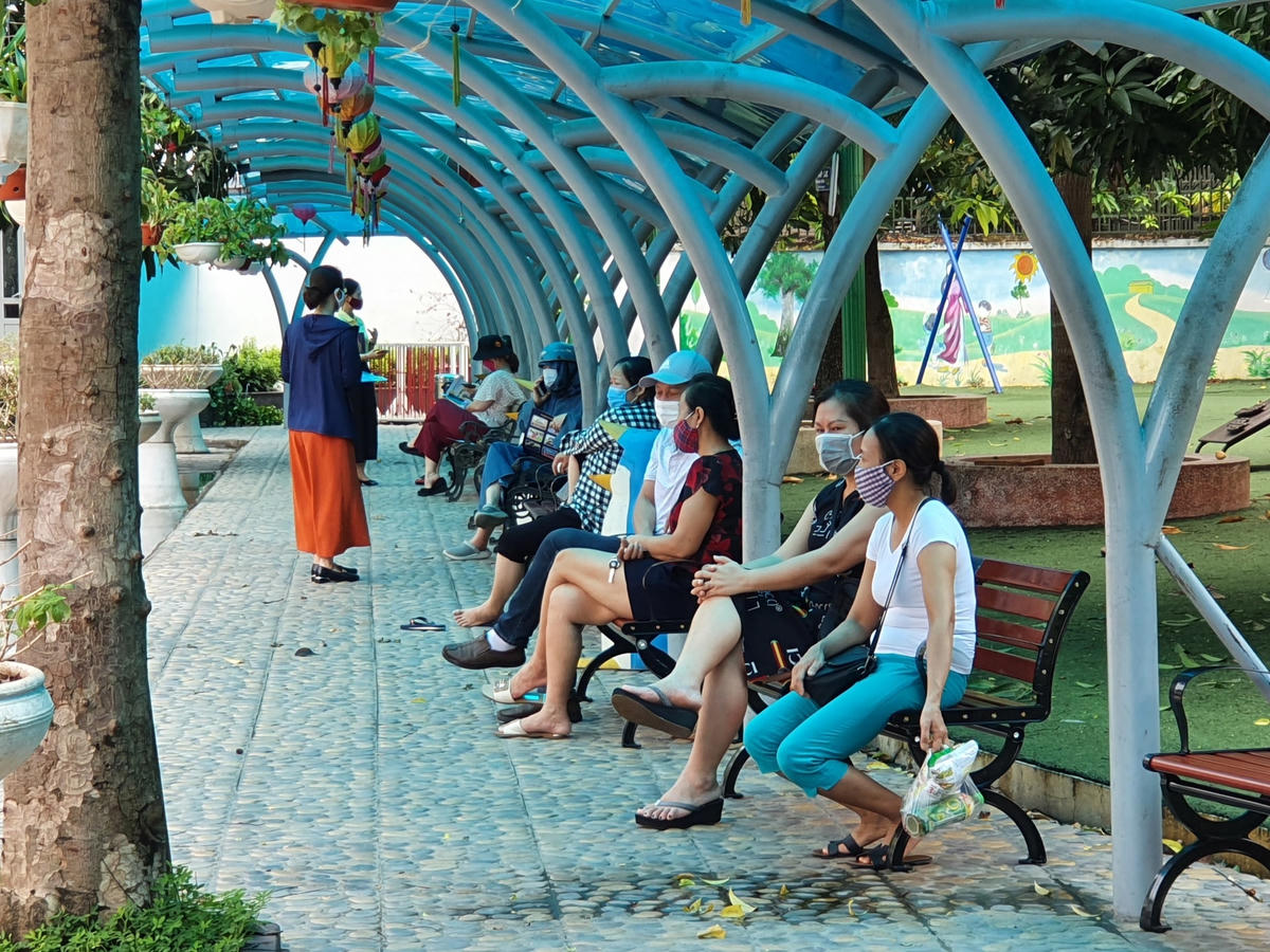 Nhiều phụ huynh đã đến chờ con từ sớm. Ảnh: Hoàng Chiến.