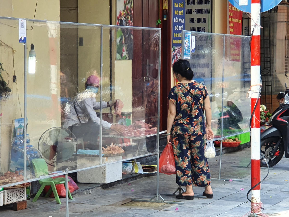 Tất cả các gian hàng đều được lực lượng chức năng lắp tấm chống giọt bắn...