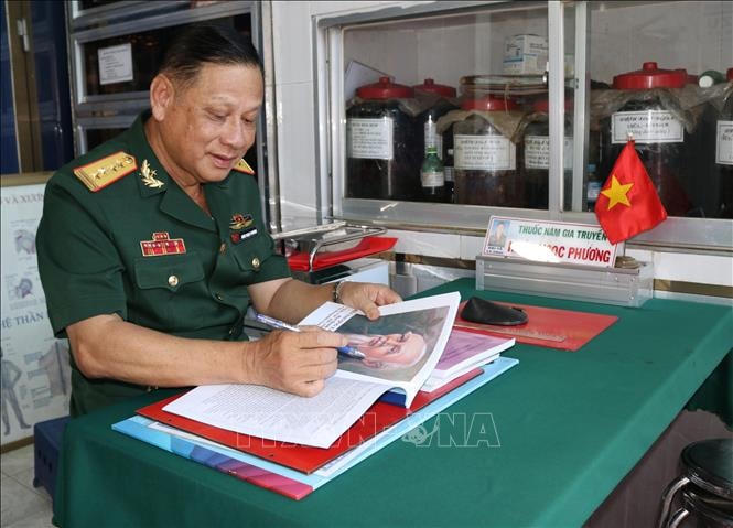 Cựu chiến binh, Đại tá Khúc Ngọc Phương nghiên cứu tài liệu chữa bệnh bằng các loại thuốc Nam.