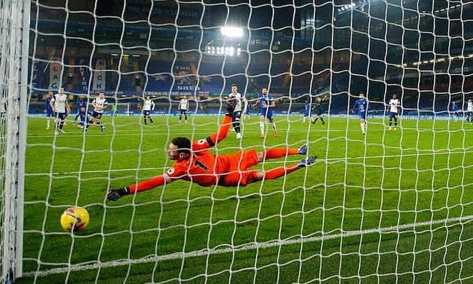 Lloris bay người cản phá cú sút xa vào góc hiểm của Mount ở cuối hiệp hai. Ảnh: Guardian.
