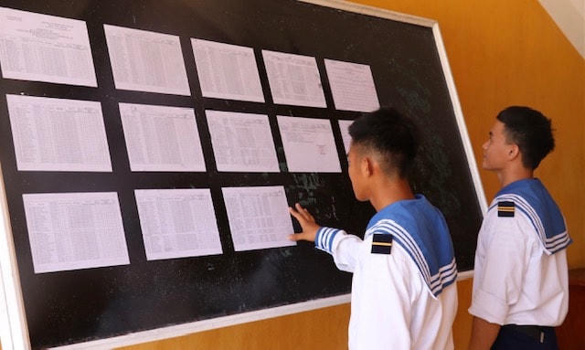 Cử tri trên đảo xem lại danh sách ứng cử viên.