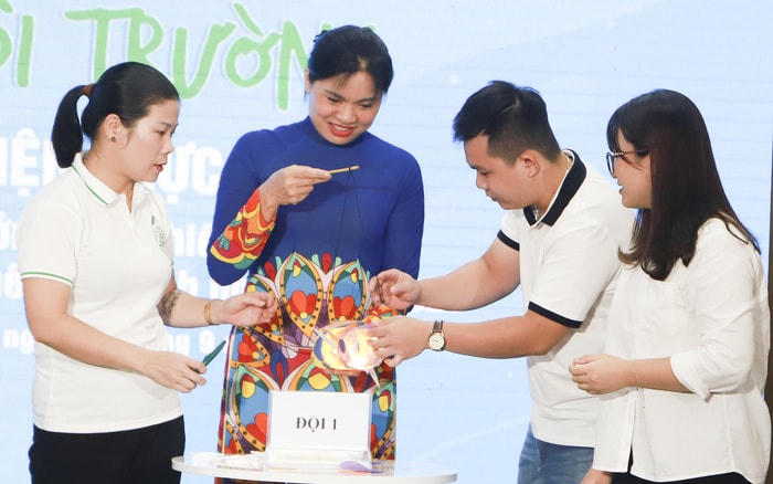 Chủ tịch Hội LHPN Việt Nam Hà Thị Nga tham gia hoạt động hướng dẫn tái chế rác thải nhựa thành đèn lồng tại lễ phát động "Tử tế vì môi trường".