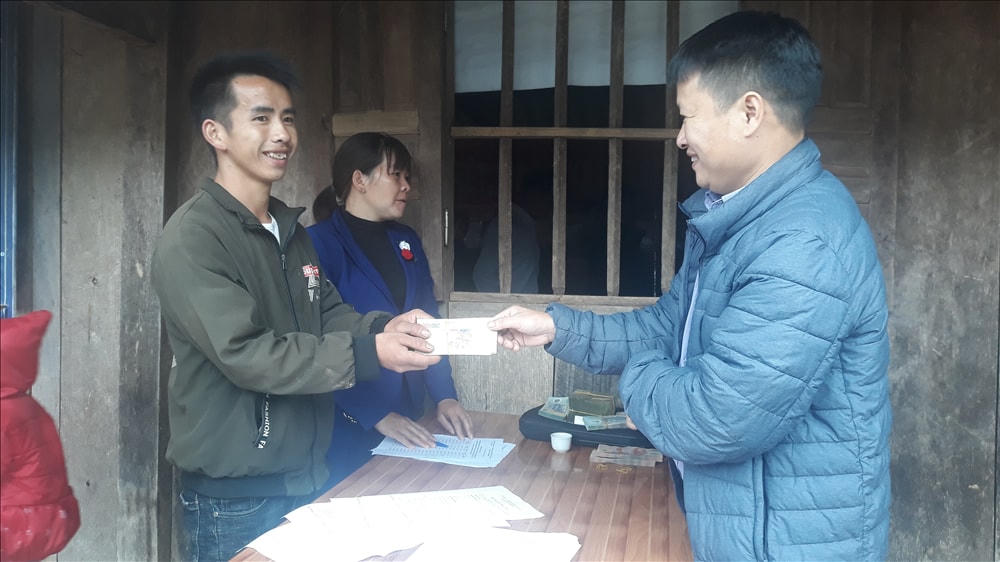 Người dân xã Ca Thành, huyện Nguyên Bình nhận kinh phí hỗ trợ mua bò giống. Ảnh: Nguyên Bình.