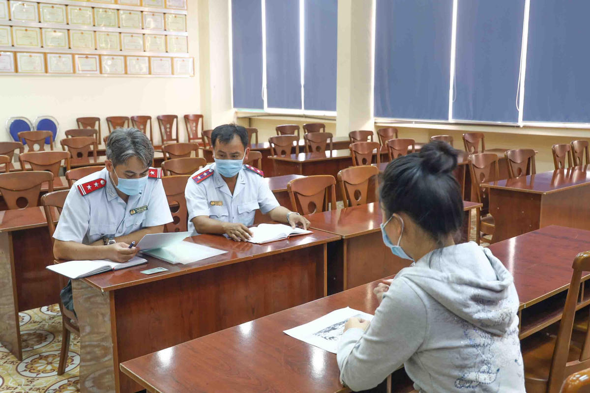 Thanh tra Sở Thông tin và truyền thông tỉnh Khnahs Hòa làm việc với bà N