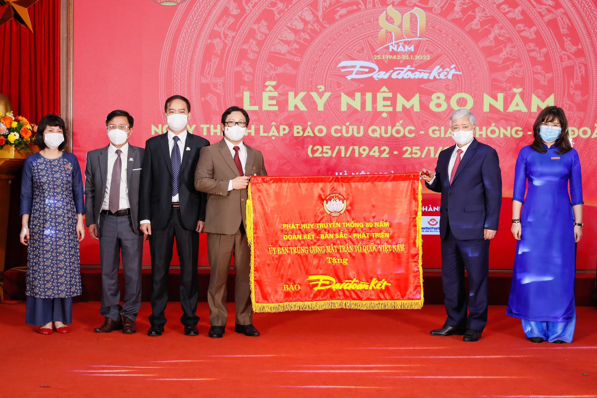 Chủ tịch UBTƯ MTTQ Việt Nam trao bức trướng tặng báo Đại Đoàn Kết.