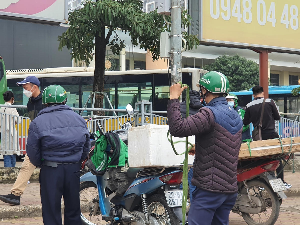 Anh Tuấn tranh thủ chở thuê hàng hoá để kiếm thêm thu nhập những ngày cuối năm.