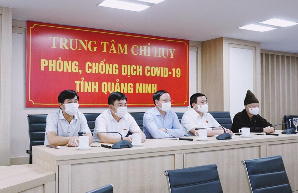 Các đại biểu trong Đoàn Đại biểu Quốc hội tỉnh thăm, khảo sát mô hình hoạt động của Trung tâm Chỉ huy phòng, chống dịch Covid-19 tỉnh Quảng Ninh. Ảnh: QMG.