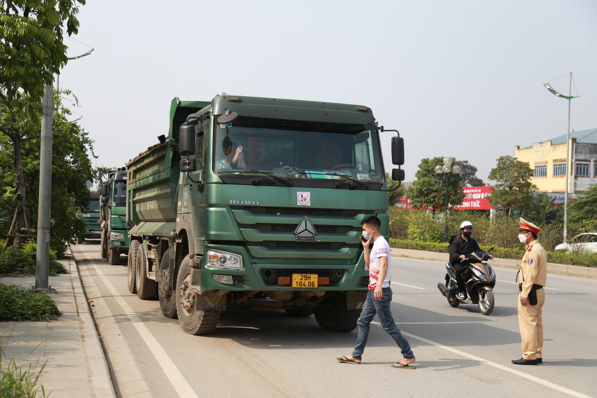 Cũng trong chiều 25/3, tổ công tác thuộc Đội CSGT số 6 tiếp tục phát hiện thêm trường hợp xe tải mang BKS 29H - 184.86 để rơi vãi khi đang vận chuyển vật liệu xây dựng. 