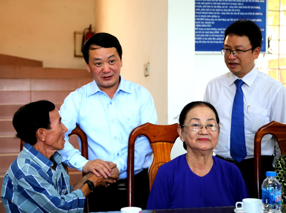 Phó Chủ tịch - Tổng Thư ký Hầu A Lềnh thăm hỏi, chúc mừng gia đình chính sách tiêu biểu.