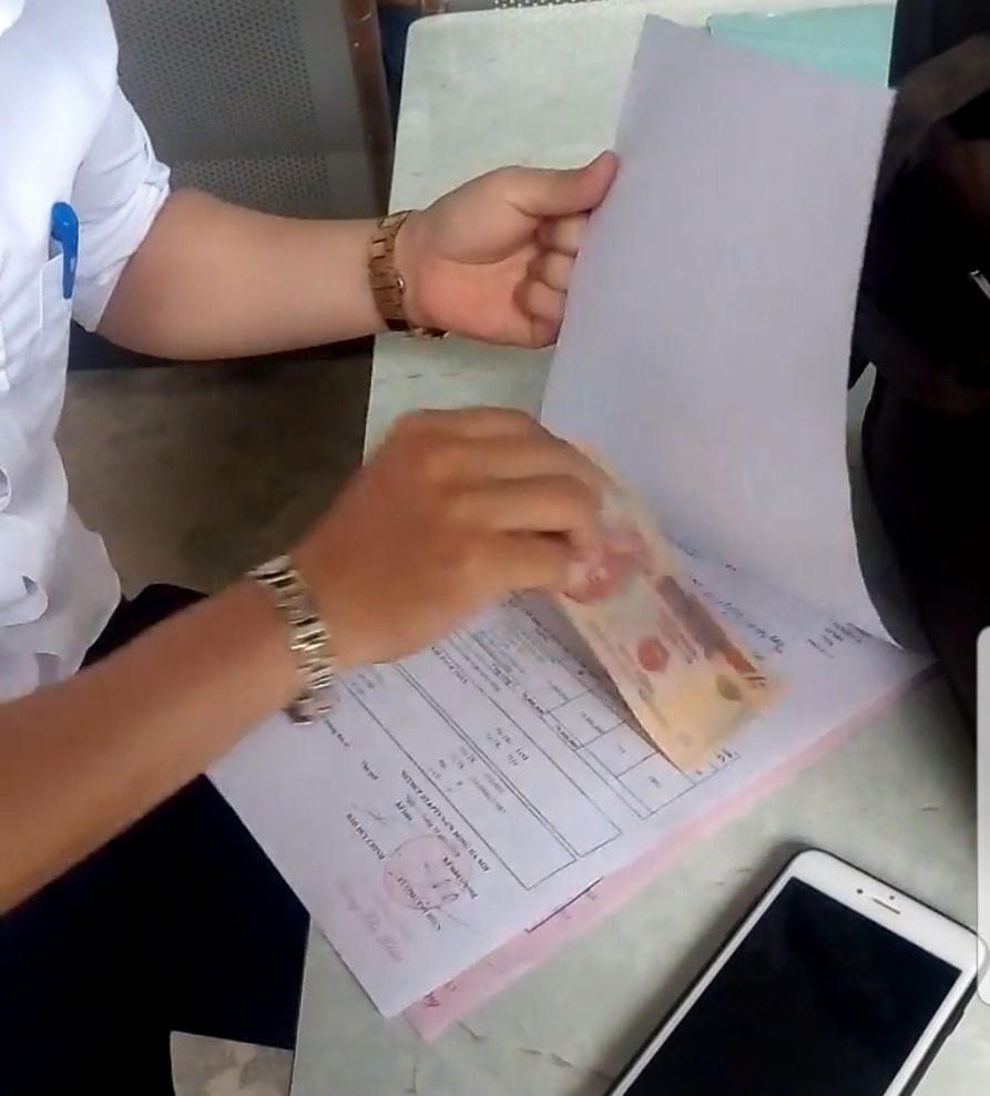 Hiện tượng “kẹp” tiền diễn ra công khai và dễ dàng ghi nhận tại các điểm đăng ký xe ô tô trên địa bàn Hà Nội.