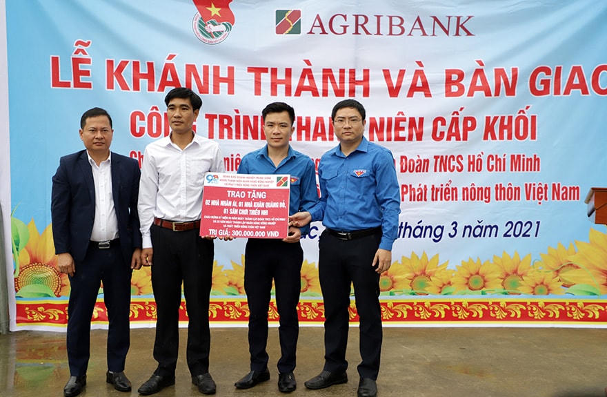 Các công trình thanh niên tại huyện Đà Bắc, tỉnh Hòa Bình được khởi công xây dựng từ đầu tháng 3/2021 trên cơ sở nguồn kinh phí đóng góp của các bạn đoàn viên, thanh niên đang sinh hoạt tại đoàn thanh niên Agribank. Các công trình, gồm có: 02 Nhà nhân ái dành cho 02 gia đình có hoàn cảnh đặc biệt khó khăn tại xóm Mè - xã Tú Lý và xóm Đắt 1 - xã Giáp Đắt; 01 nhà khăn quàng đỏ dành cho 1 học sinh có hoàn cảnh đặc biệt khó khăn vượt khó có thành tích học sinh giỏi trong nhiều năm liên tiếp tại xóm Tính, xã Tú Lý và 01 sân vui chơi cho thiếu nhi tại nhà văn hóa tại xóm Tràng, xã Tú Lý. Đây là những công trình thiết thực, ý nghĩa và đầy tính nhân văn, thể hiện sự chung tay giúp đỡ đến những số phận, hoàn cảnh thiếu may mắn trong xã hội, giúp các em có thêm nghị lực vươn lên trong cuộc sống.