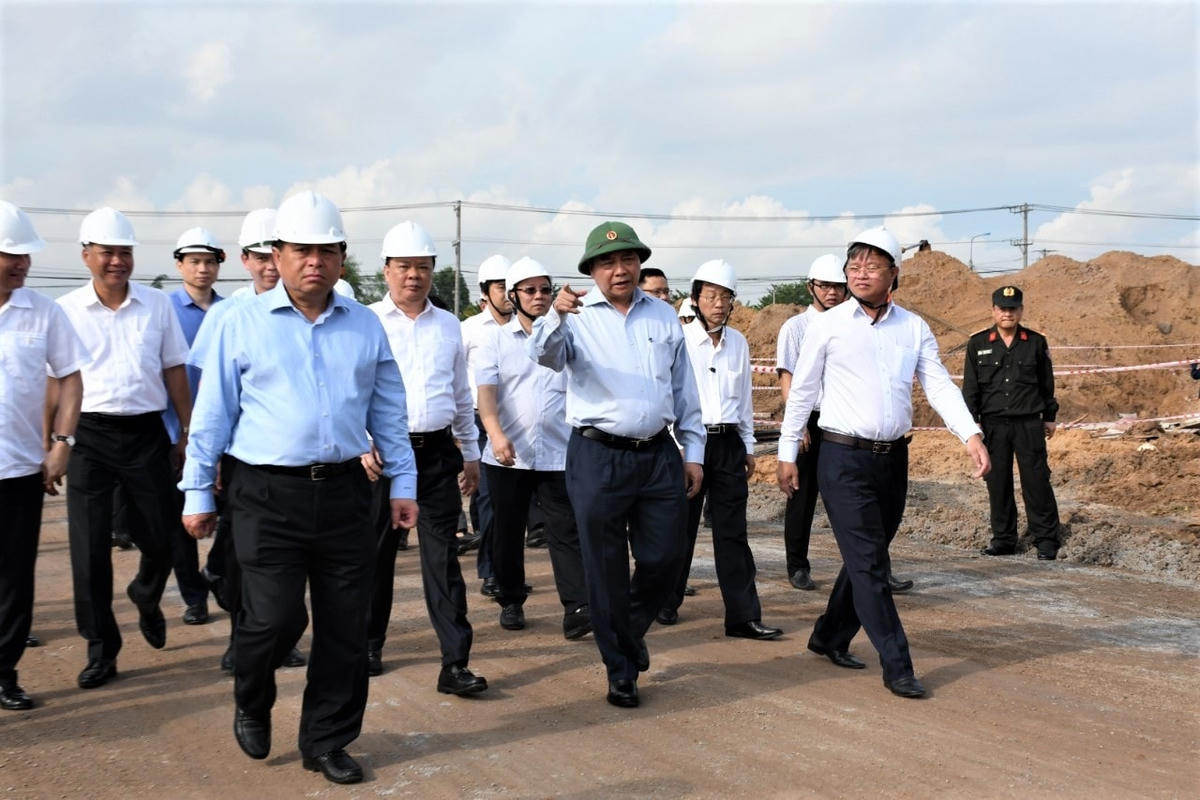 Thủ tướng Nguyễn Xuân Phúc thị sát và chỉ đạo các đơn vị chủ đầu tư, nhà thầu thi công đẩy nhanh tiến độ các khu tái định cư liên quan đến dự án Cảng hàng không quốc tế Long Thành. Ảnh: Doãn Phan.