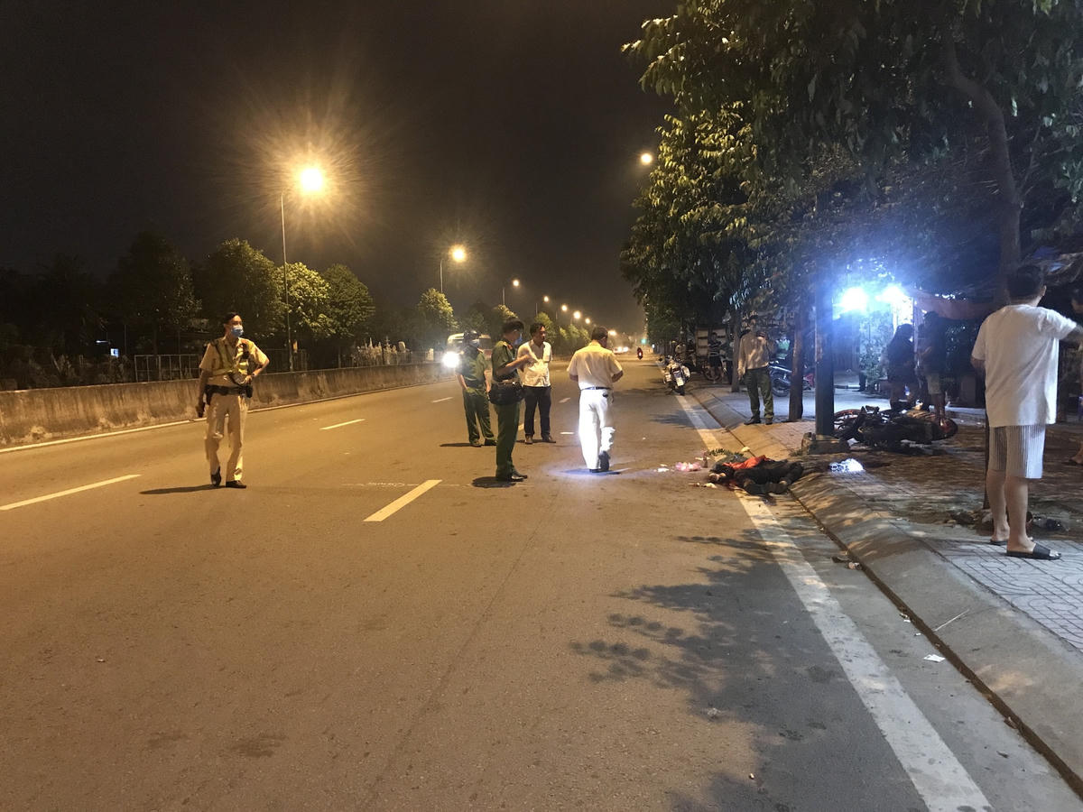 Công an khám nghiệm hiện trường vụ tại nạn giao thông