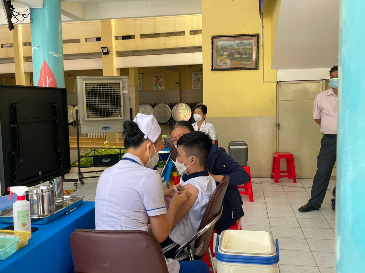 Ngày đầu, TP HCM sẽ tiêm cho học sinh lớp 6 dưới 12 tuổi.