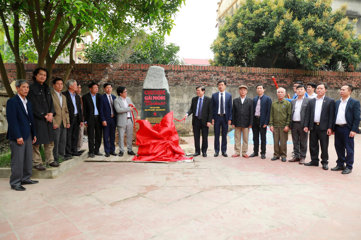 Phó Chủ tịch Nguyễn Hữu Dũng, Phó Tổng Biên tập phụ trách báo Đại Đoàn Kết Lê Anh Đạt cùng các đại biểu kéo băng khánh thành Bia lưu niệm Báo Cứu quốc - Báo Đại Đoàn Kết. Ảnh: Quang Vinh.