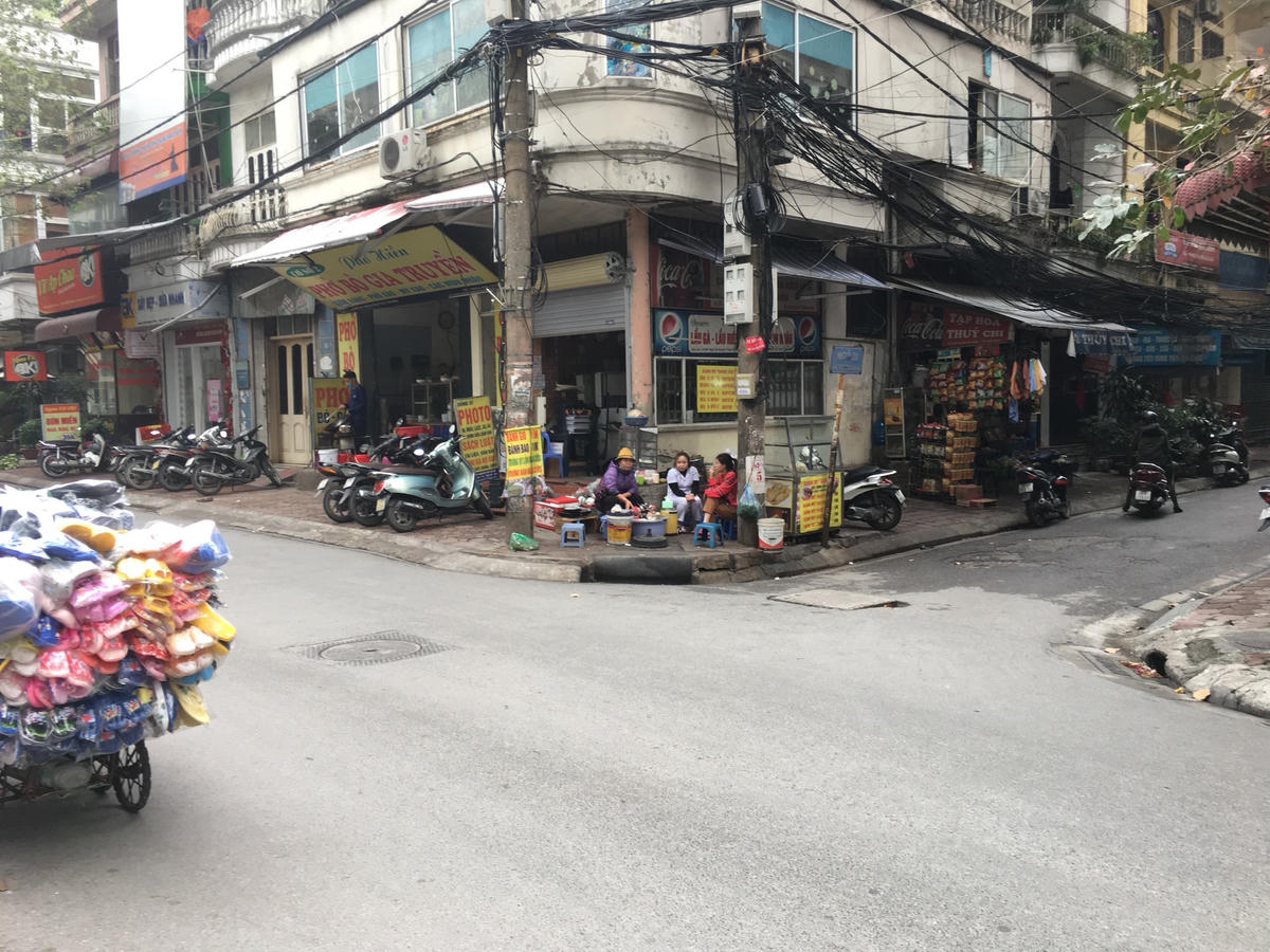 Một quán ăn vỉa hè trên đường Huỳnh Thúc Kháng.