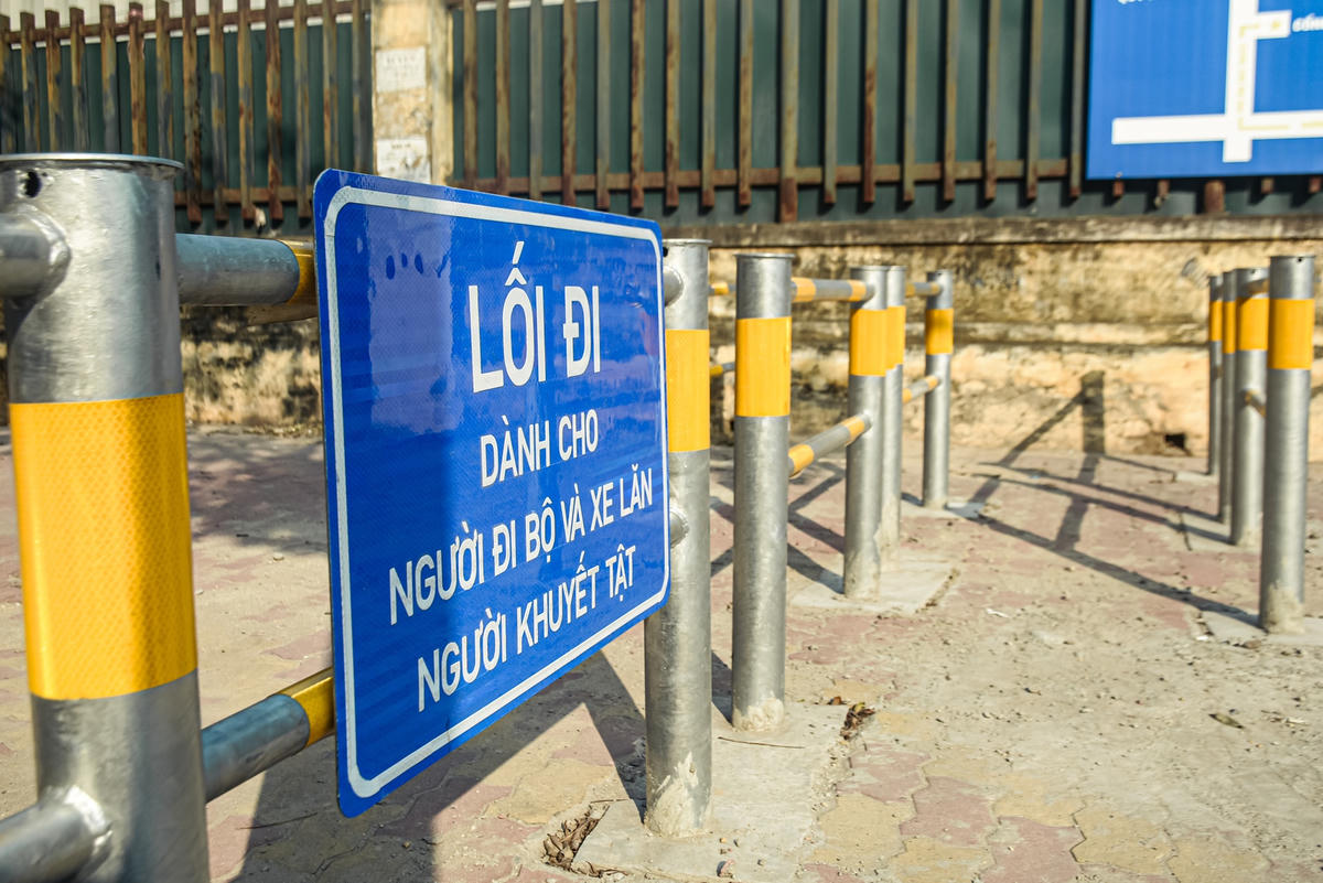 Các lối đi bộ qua rào chắn đều có biển cảnh báo lối đi này chỉ dành riêng cho người đi bộ và xe lăn cho người khuyết tật.