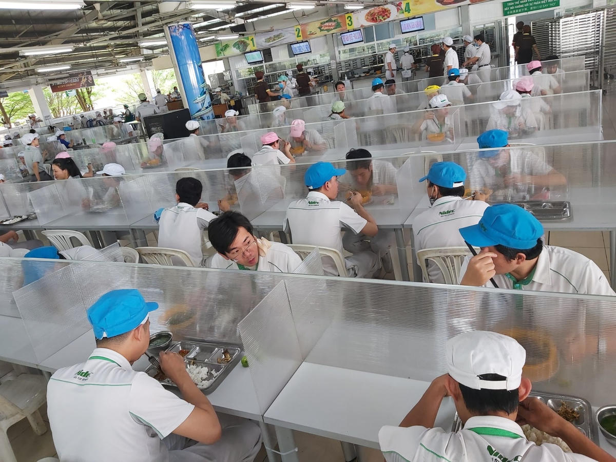 Ngoài việc trnag bị vách ngăn phòng chống dịch Covid-19, khoảng cách cách an toàn tiếp xúc cũng được thực hiện tốt.