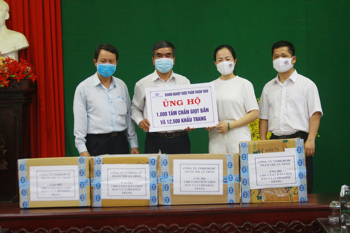 Ông Dương Đình Luân (thứ 2 từ trái sang), Phó Chủ tịch Uỷ ban MTTQ Việt Nam tỉnh Thừa Thiên - Huế tiếp nhận ủng hộ từ Công ty dược Thuận Thảo.