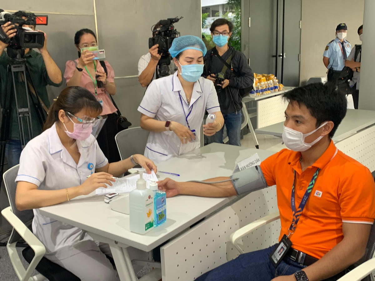 TP HCM tiếp tục hỗ trợ người dân tiêm vaccine Covid-19.