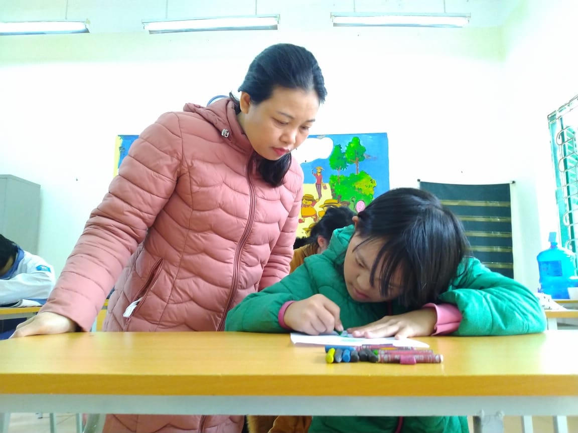 Cô giáo Nguyễn Thị Nga, “người mẹ hiền” của học sinh khuyết tật trường Nuôi dưỡng và Giáo dục trẻ em tàn tật huyện Sóc Sơn.